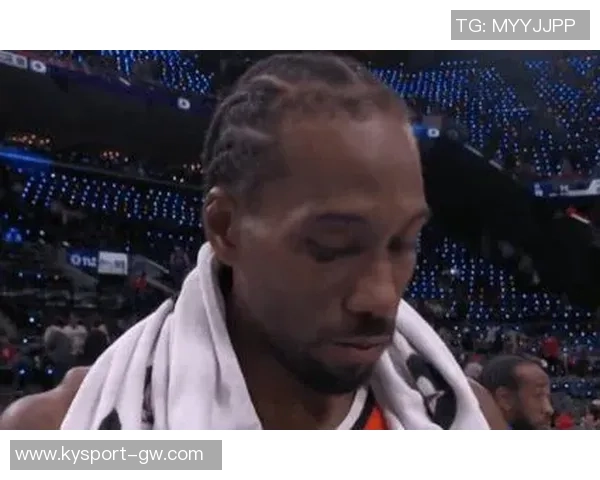 小卡狂砍55分平历史纪录球队更衣室泼水庆祝四连胜喜悦洋溢